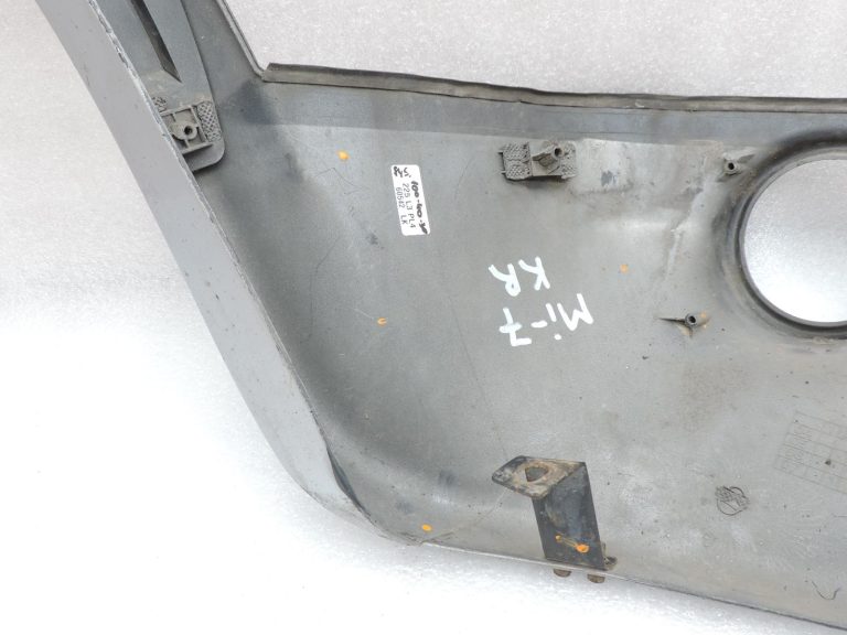 Mitsubishi L200 K74T priekšējā bufera apakšējais kreisais stūris MZ313239