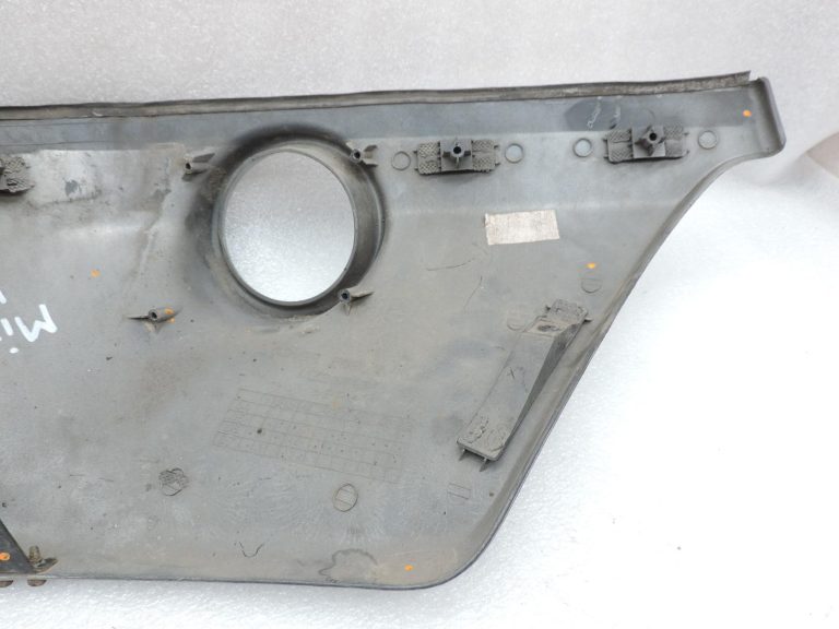 Mitsubishi L200 K74T priekšējā bufera apakšējais kreisais stūris MZ313239