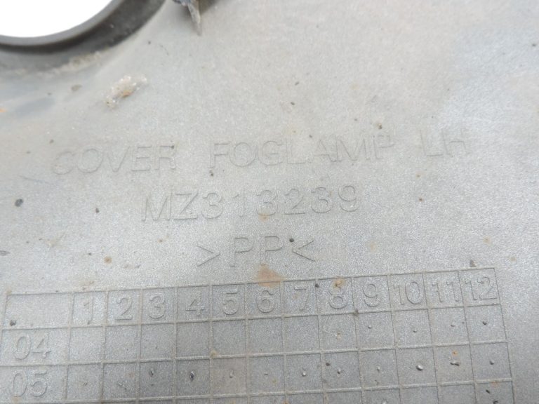 Mitsubishi L200 K74T priekšējā bufera apakšējais kreisais stūris MZ313239