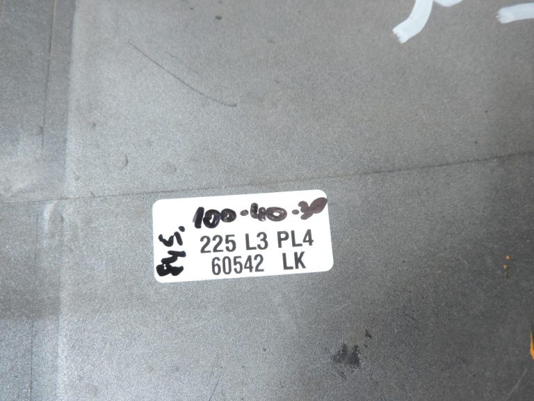 Mitsubishi L200 K74T priekšējā bufera apakšējais kreisais stūris MZ313239