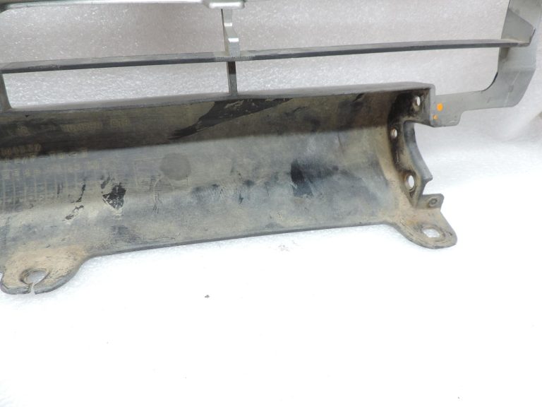 Mitsubishi L200 K62T K64T K74T priekšējā bufera vidusdaļas detaļas MR241040