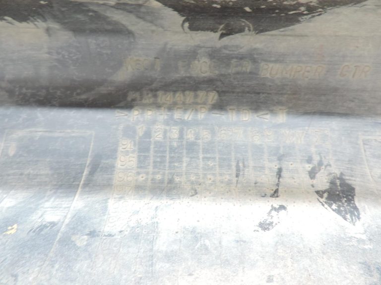 Mitsubishi L200 K62T K64T K74T priekšējā bufera vidusdaļas detaļas MR241040