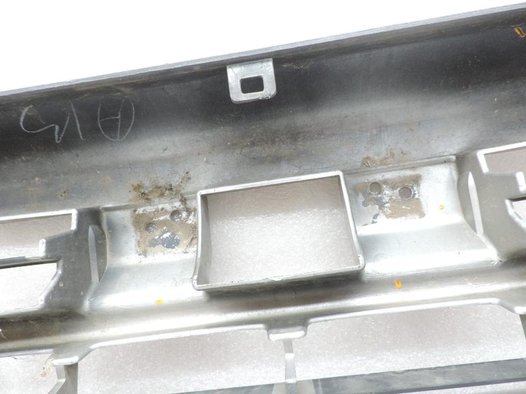Mitsubishi L200 K62T K64T K74T priekšējā bufera vidusdaļas detaļas MR241040