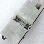 Oriģināls „Nissan Navara II D40“ logu pacēlāja slēdzis priekšā pa kreisi 254015X01D