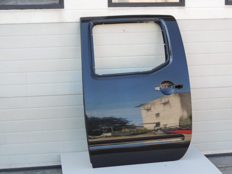 Nissan Navara II D40 aizmugurējā kreisā durvju rokturis GN0, melns 82101EB30J