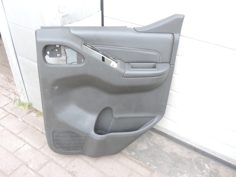 „Nissan Navara II D40“ ādas sēdekļu salona apdares komplekts