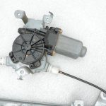 OE Nissan Navara II D40 logu pacēlājs ar motoru, aizmugurē labajā pusē 827003X30A