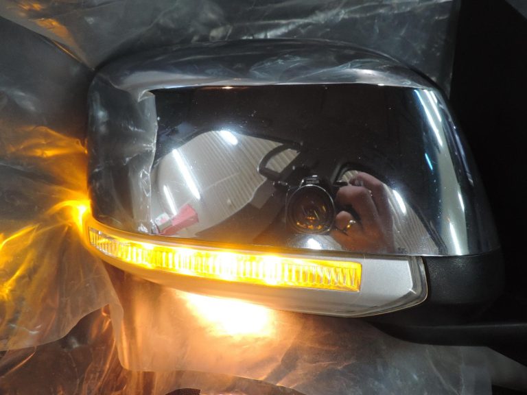 Nissan Navara II D40 labais ārējais spogulis, hromēts, ar pagrieziena rādītāju 963014X11A