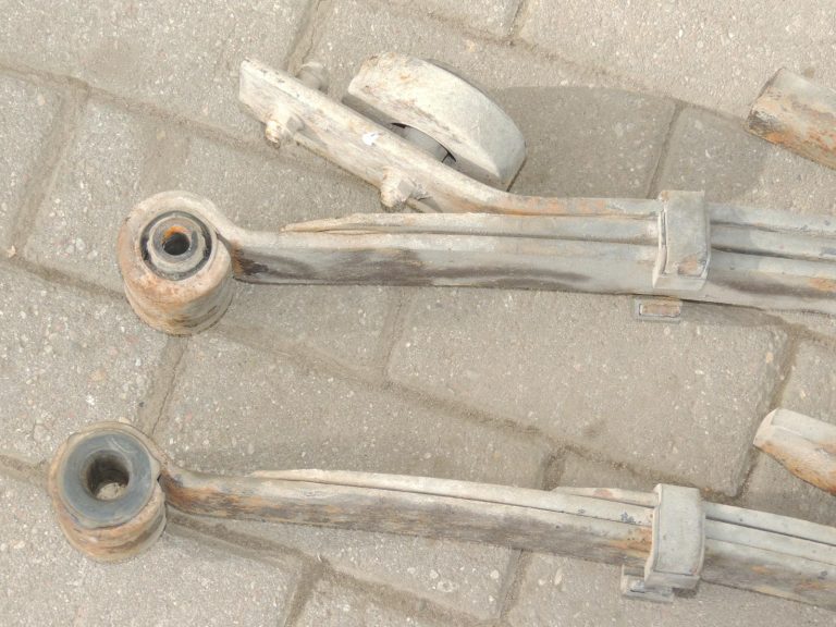 Aizmugurējā ass – Šasija (pakaļdaļa) – Aizmugurē lāgas/Resori
