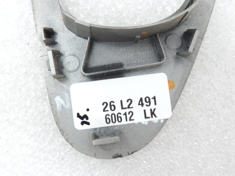 Nissan Navara II D40 durvju roktura apvalks, kreisā puse 806835X00B