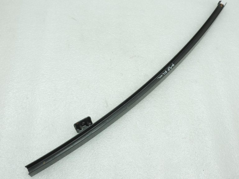 Nissan Navara II D40 aizmugurējās durvis loga vadotne, kreisā puse 82223EB000