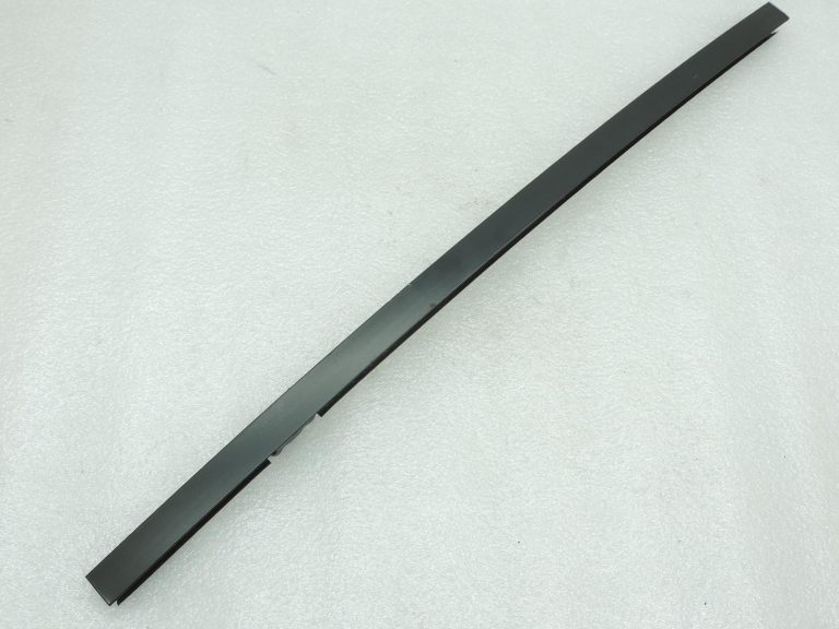 Nissan Navara II D40 aizmugurējās durvis loga vadotne, kreisā puse 82223EB000