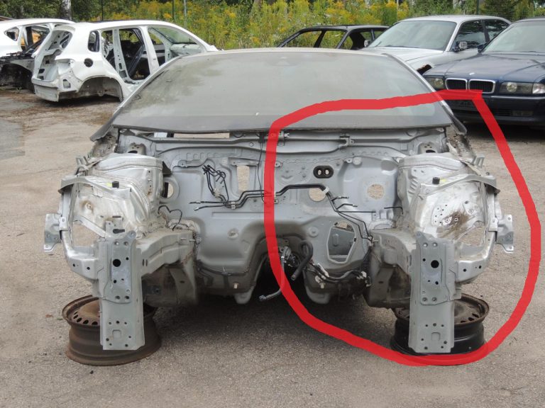 Toyota Corolla E210 kreisais lanžerons