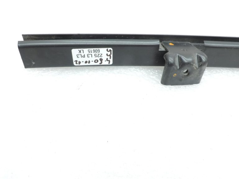 Nissan Navara II D40 aizmugurējās durvis loga vadotne, kreisā puse 82223EB000