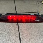 Dodge Caliber oriģinālā trešā bremžu lampa ir BOJĀTA!