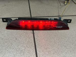 Dodge Caliber oriģinālā trešā bremžu lampa ir BOJĀTA!