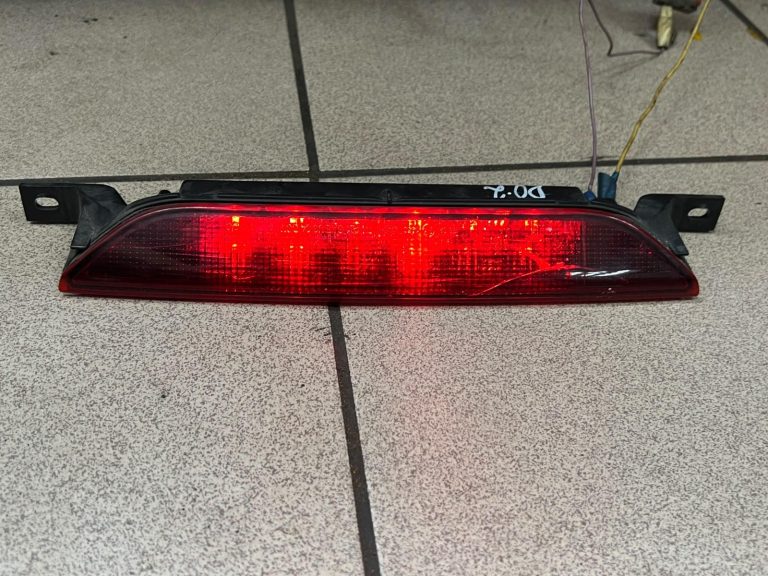 Dodge Caliber oriģinālā trešā bremžu lampa ir BOJĀTA!