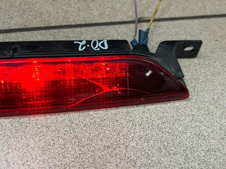 Dodge Caliber oriģinālā trešā bremžu lampa ir BOJĀTA!