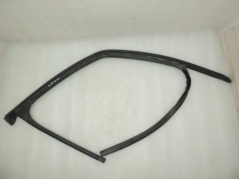 Opel Zafira C Tourer durvju blīvējums loga nišā, priekšā pa kreisi 13259968 OE