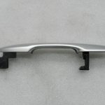 Toyota Corolla E210 oriģinālā ārējā roktura daļa priekšā labajā pusē 1J6 Elemental Silver Pearl