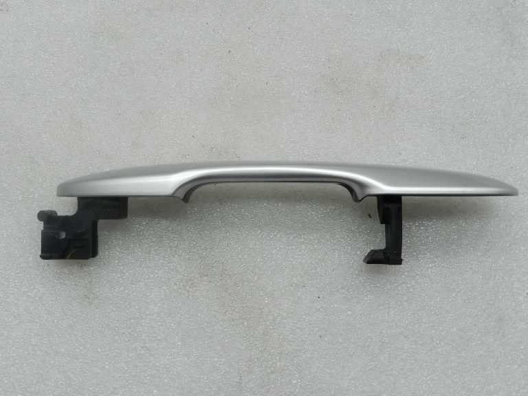 Toyota Corolla E210 oriģinālā ārējā roktura daļa priekšā labajā pusē 1J6 Elemental Silver Pearl