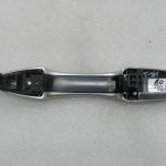Toyota Corolla E210 oriģinālā ārējā roktura daļa priekšā labajā pusē 1J6 Elemental Silver Pearl