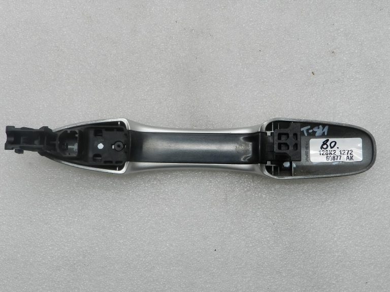 Toyota Corolla E210 oriģinālā ārējā roktura daļa priekšā labajā pusē 1J6 Elemental Silver Pearl