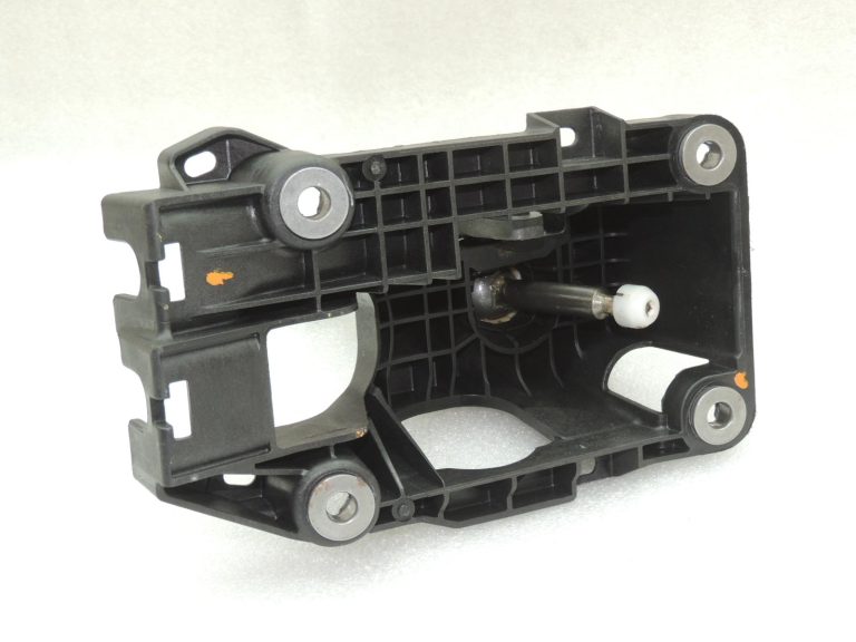 Toyota Yaris IV pārnesumu pārslēgšanas mehānisms, pārnesumu svira, 6 pārnesumu kārba, 3353002360, oriģinālā detaļa (OE)
