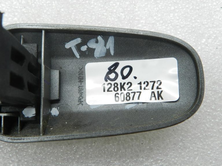 Toyota Corolla E210 oriģinālā ārējā roktura daļa priekšā labajā pusē 1J6 Elemental Silver Pearl