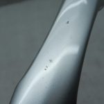 Toyota Corolla E210 oriģinālā ārējā roktura daļa priekšā labajā pusē 1J6 Elemental Silver Pearl