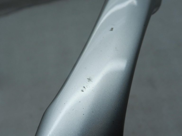 Toyota Corolla E210 oriģinālā ārējā roktura daļa priekšā labajā pusē 1J6 Elemental Silver Pearl