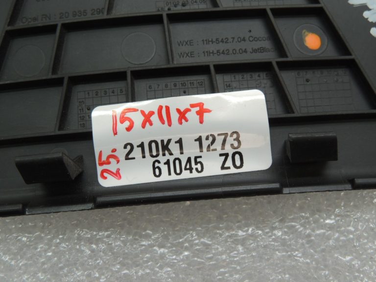 Opel Zafira C Tourer bagāžnieka vāka lukturu apvalks (labajā pusē) 20935292 OE