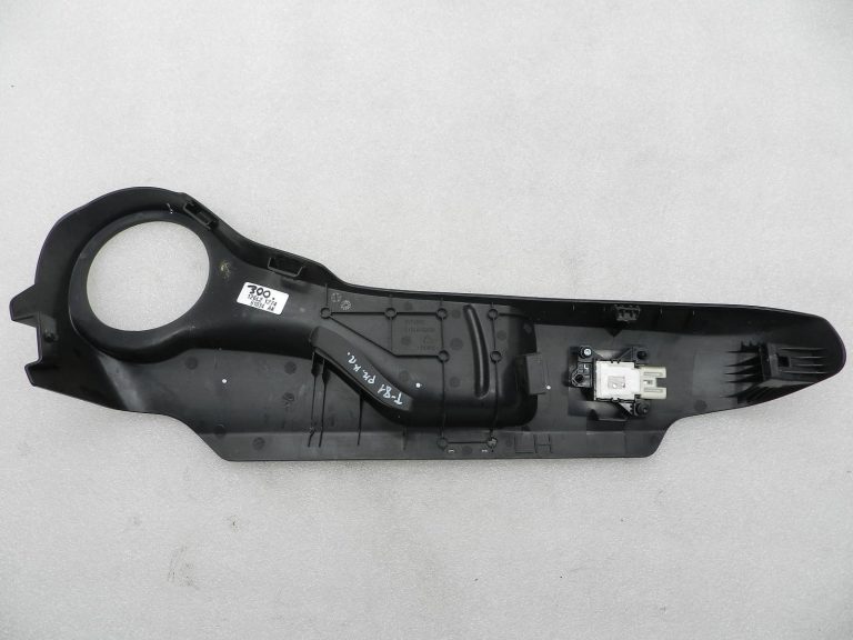 Toyota Corolla E210 oriģinālais apdares panelis priekšējā sēdekļa ārpusē pa kreisi 7181202A50