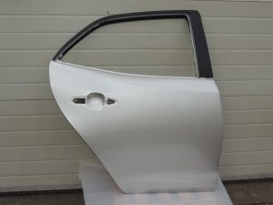 Toyota Corolla E210 E21 aizmugurējā labā durvī 6700302540 OE oriģināldetaļa