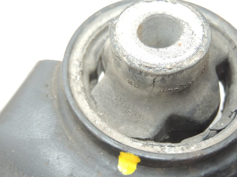Alfa Romeo Giulietta 940 priekšējais kreisais šķērsvirziena kronšteins 50521046