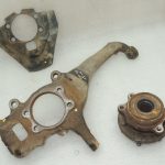 Nissan Navara D40 V9X priekšējais labais riteņa turētājs ar riteņa gultni 400145X00C 402025X00A
