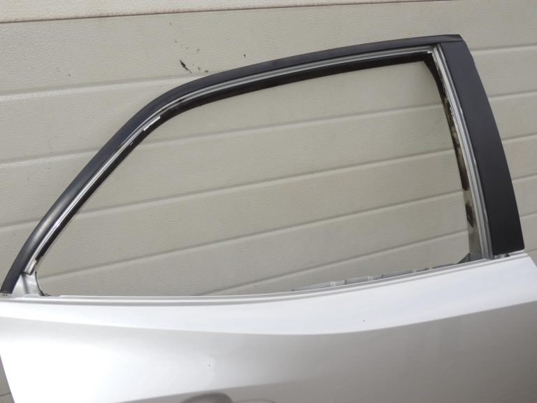 Toyota Corolla E210 E21 aizmugurējā labā durvī 6700302540 OE oriģināldetaļa
