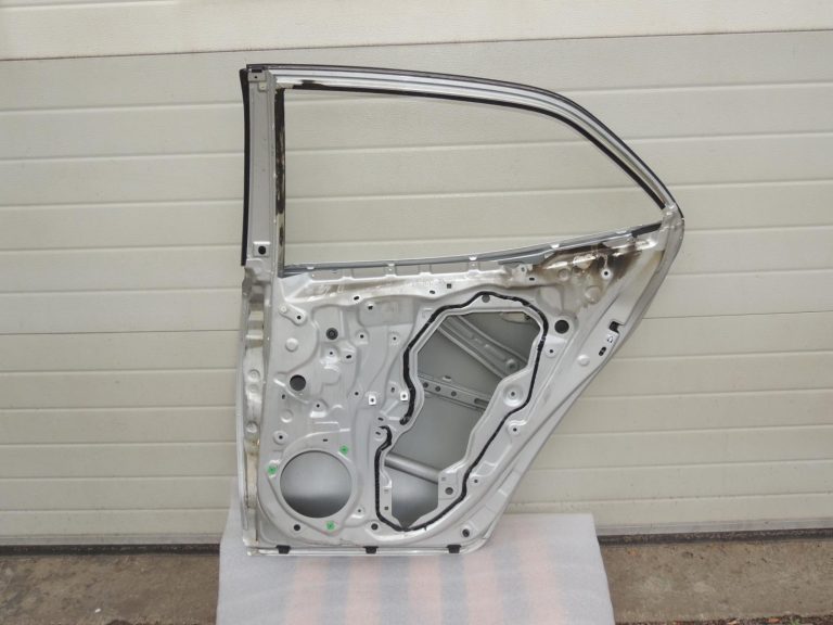 Toyota Corolla E210 E21 aizmugurējā labā durvī 6700302540 OE oriģināldetaļa