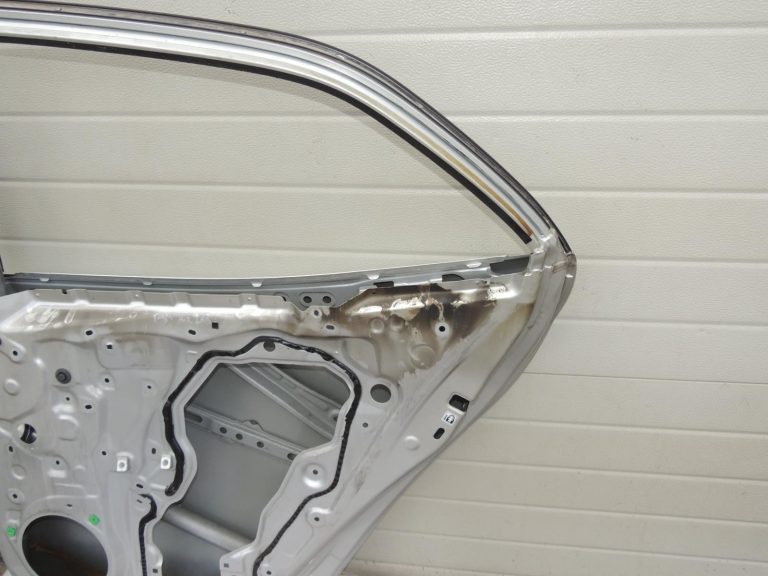 Toyota Corolla E210 E21 aizmugurējā labā durvī 6700302540 OE oriģināldetaļa