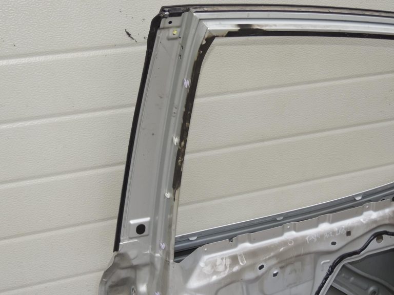 Toyota Corolla E210 E21 aizmugurējā labā durvī 6700302540 OE oriģināldetaļa