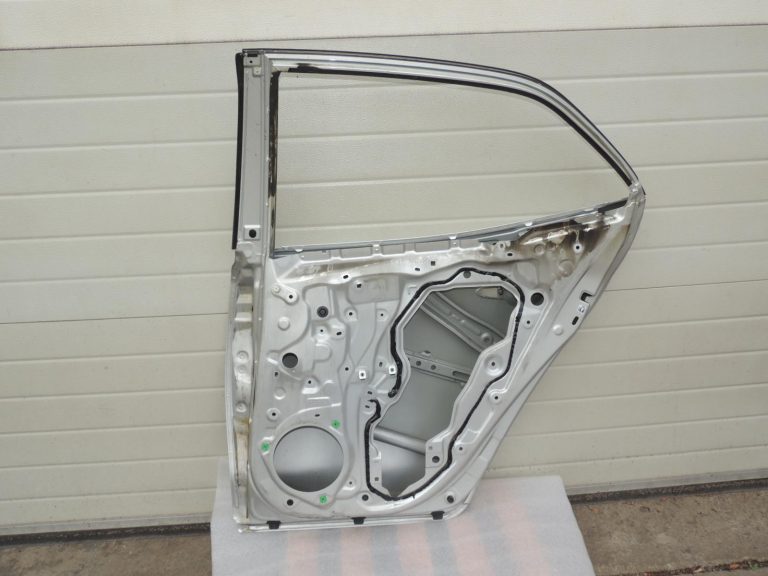 Toyota Corolla E210 E21 aizmugurējā labā durvī 6700302540 OE oriģināldetaļa