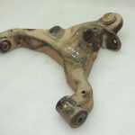 Nissan Navara D40 priekšējais kreisais apakšējais šķērssviras kronšteins 54501EB31A oriģināls OE