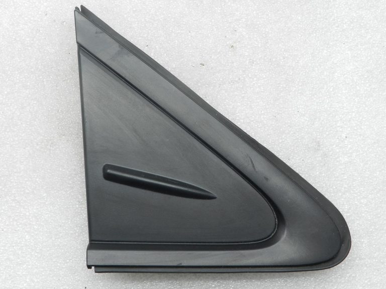 Toyota Corolla E210 oriģinālais stūres kolonnas apvalks (labais puses) 6011702230