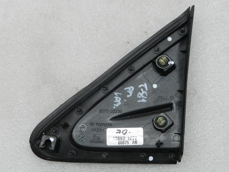 Toyota Corolla E210 oriģinālais stūres kolonnas apvalks (labais puses) 6011702230
