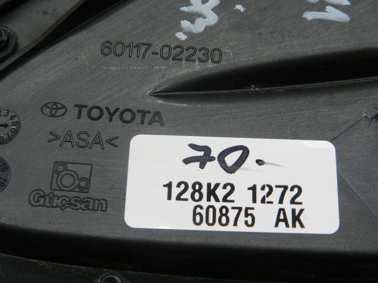 Toyota Corolla E210 oriģinālais stūres kolonnas apvalks (labais puses) 6011702230