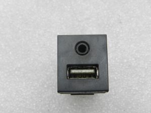 Toyota Corolla E210 oriģinālais USB AUX savienojums centrālajā konsolē 8619033060