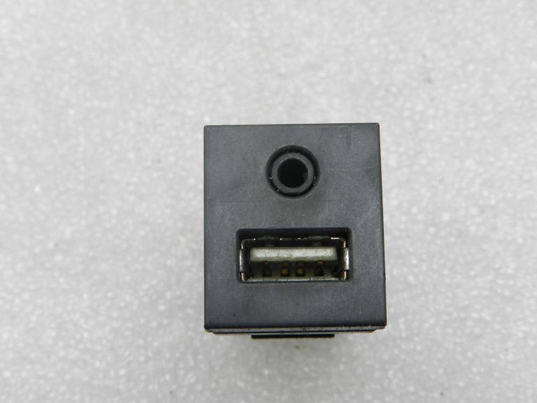 Toyota Corolla E210 oriģinālais USB AUX savienojums centrālajā konsolē 8619033060