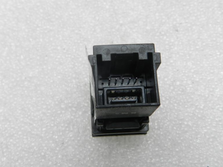 Toyota Corolla E210 oriģinālais USB AUX savienojums centrālajā konsolē 8619033060