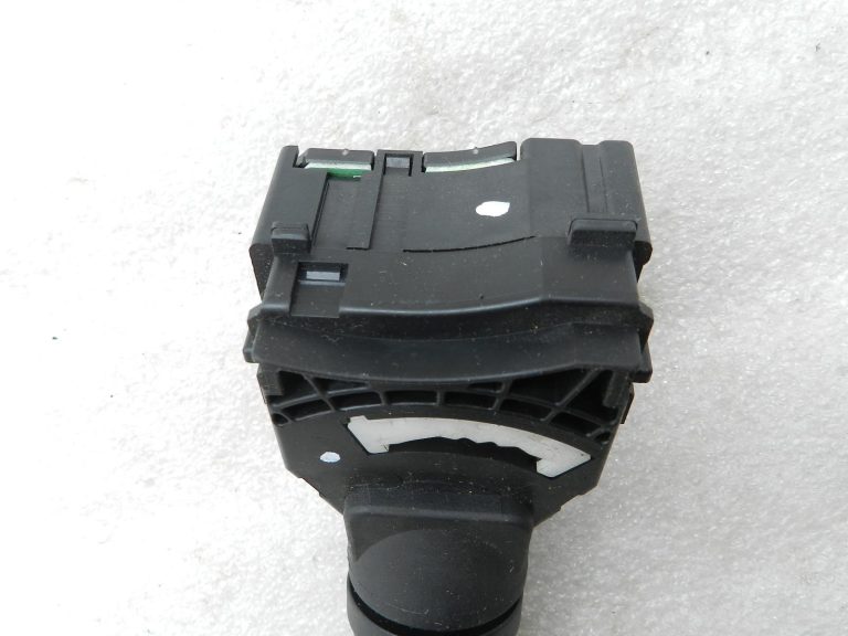 Nissan X-Trail T30 oriģinālais tīrītāju slēdzis 252608H705