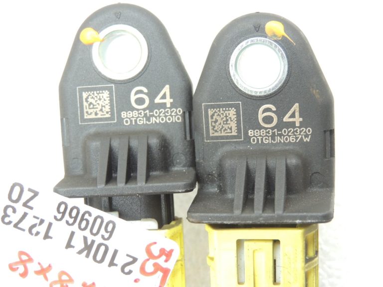 „Toyota Corolla E210“ sānu gaisa spilvenu sensoru komplekts (kreisais un labais), savienotājs 8983102320